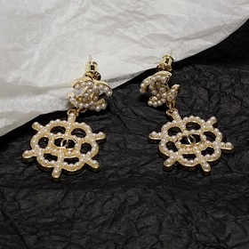 Серьги-гвоздики Chanel в стиле «маленький аромат» с жемчужинами.