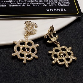 Серьги-гвоздики Chanel в стиле «маленький аромат» с жемчужинами.