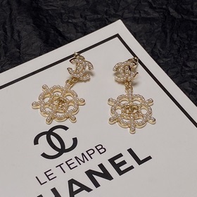 Серьги-гвоздики Chanel в стиле «маленький аромат» с жемчужинами. 
