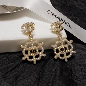 Серьги-гвоздики Chanel в стиле «маленький аромат» с жемчужинами. 
