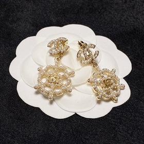 Серьги-гвоздики Chanel в стиле «маленький аромат» с жемчужинами. 