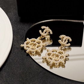 Серьги-гвоздики Chanel в стиле «маленький аромат» с жемчужинами. 