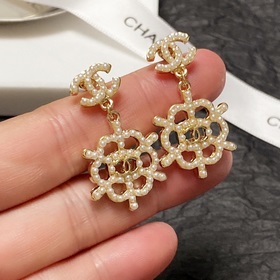 Серьги-гвоздики Chanel в стиле «маленький аромат» с жемчужинами. 