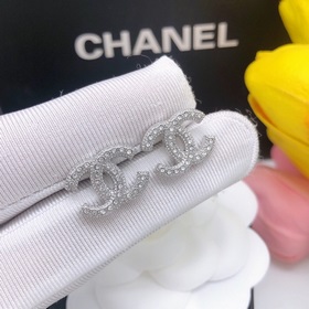 Номер XED0012 2023 Chanel серьги-гвоздики, серебряные с микроинкр