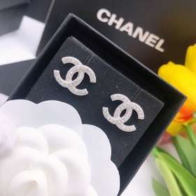 Номер XED0012 2023 Chanel серьги-гвоздики, серебряные с микроинкр