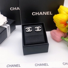 Номер XED0012 2023 Chanel серьги-гвоздики, серебряные с микроинкр