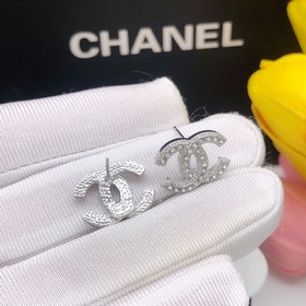 Номер XED0012 2023 Chanel серьги-гвоздики, серебряные с микроинкр