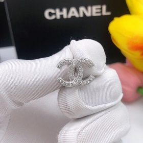 Номер XED0012 2023 Chanel серьги-гвоздики, серебряные с микроинкр