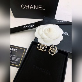 Новые серьги-бабочки от Chanel с последнего показа в Париже. На п