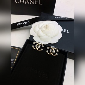 Новые серьги-бабочки от Chanel с последнего показа в Париже. На п