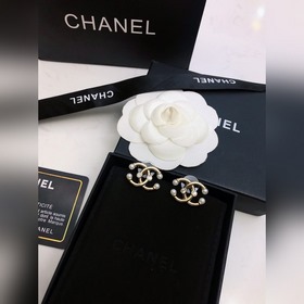 Новые серьги-бабочки от Chanel с последнего показа в Париже. На п