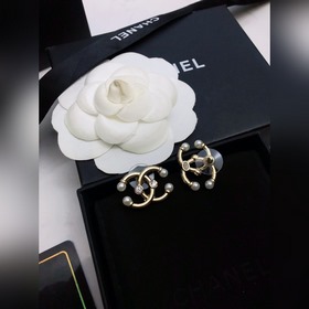 Новые серьги-бабочки от Chanel с последнего показа в Париже. На п