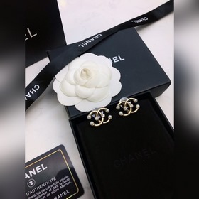 Новые серьги-бабочки от Chanel с последнего показа в Париже. На п