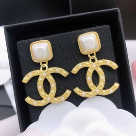 Номер XED0716 Z-модель, CHANEL, сережки с двойным C из жемчуга, э