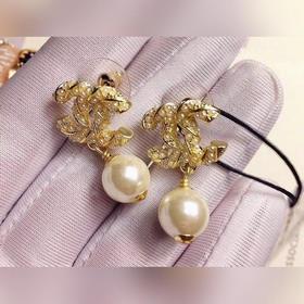 【Chanel】 Серьги-гвоздики с жемчужинами Chanel. Популярная модель.