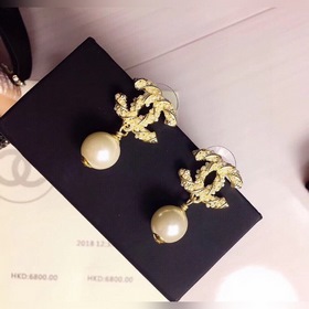【Chanel】 Серьги-гвоздики с жемчужинами Chanel. Популярная модель.