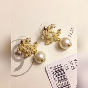 【Chanel】 Серьги-гвоздики с жемчужинами Chanel. Популярная модель.