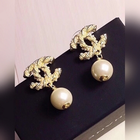 【Chanel】 Серьги-гвоздики с жемчужинами Chanel. Популярная модель.