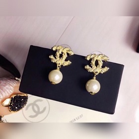 【Chanel】 Серьги-гвоздики с жемчужинами Chanel. Популярная модель.