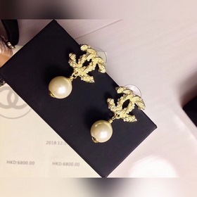 【Chanel】 Серьги-гвоздики с жемчужинами Chanel. Популярная модель.
