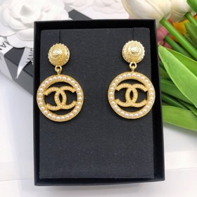 Номер XED0150 9 Круглые серьги Chanel с двойным C. Цвет： светло-з