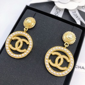 Номер XED0150 9 Круглые серьги Chanel с двойным C. Цвет： светло-з