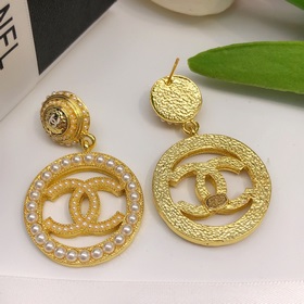 Номер XED0150 9 Круглые серьги Chanel с двойным C. Цвет： светло-з