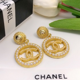 Номер XED0150 9 Круглые серьги Chanel с двойным C. Цвет： светло-з