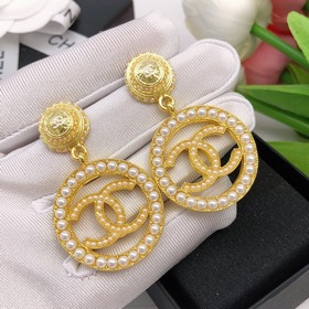 Номер XED0150 9 Круглые серьги Chanel с двойным C. Цвет： светло-з