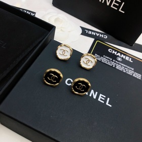 【Chanel】 Серьги-гвоздики, популярная модель от Chanel. Лучшее кач