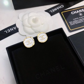 【Chanel】 Серьги-гвоздики, популярная модель от Chanel. Лучшее кач