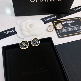 【Chanel】 Серьги-гвоздики, популярная модель от Chanel. Лучшее кач