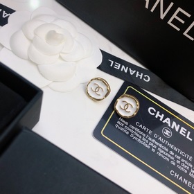 【Chanel】 Серьги-гвоздики, популярная модель от Chanel. Лучшее кач
