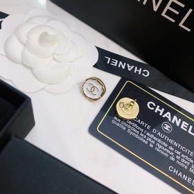 【Chanel】 Серьги-гвоздики, популярная модель от Chanel. Лучшее кач