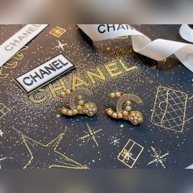 Chanel подержанные серьги с буквами. Модели Chanel не нуждаются в
