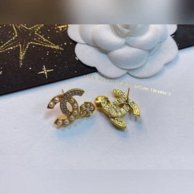 Chanel подержанные серьги с буквами. Модели Chanel не нуждаются в