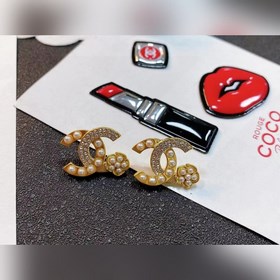 Chanel подержанные серьги с буквами. Модели Chanel не нуждаются в