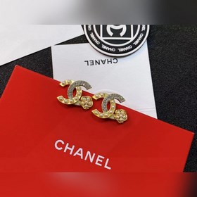 Chanel подержанные серьги с буквами. Модели Chanel не нуждаются в