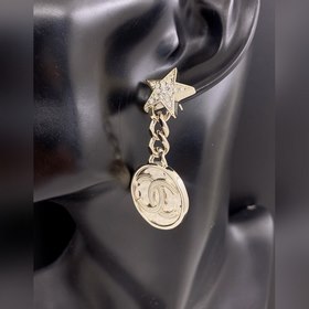 Chanel Новейшие серьги Chanel в форме круглых подвесок светло-зо