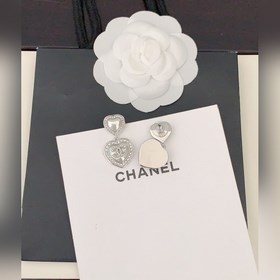 Новейшие серьги Chanel белого и золотистого цвета в форме сердца.