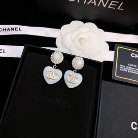 Новая модель Chanel из акрила. Серьги Chanel в форме сердца. Попу