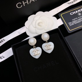 Новая модель Chanel из акрила. Серьги Chanel в форме сердца. Попу