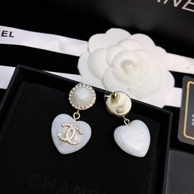 Новая модель Chanel из акрила. Серьги Chanel в форме сердца. Попу