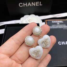 Новая модель Chanel из акрила. Серьги Chanel в форме сердца. Попу