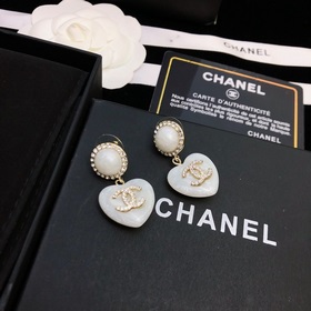 Новая модель Chanel из акрила. Серьги Chanel в форме сердца. Попу