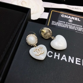 Новая модель Chanel из акрила. Серьги Chanel в форме сердца. Попу