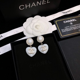 Новая модель Chanel из акрила. Серьги Chanel в форме сердца. Попу