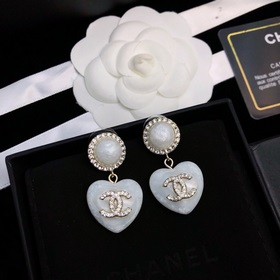 Новая модель Chanel из акрила. Серьги Chanel в форме сердца. Попу