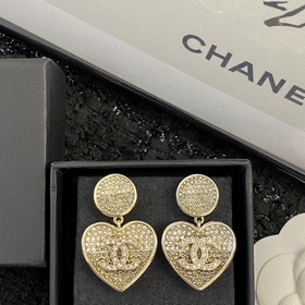 Сегодняшняя новинка】Код E2000 0287825 Популярные серьги Chanel. Н