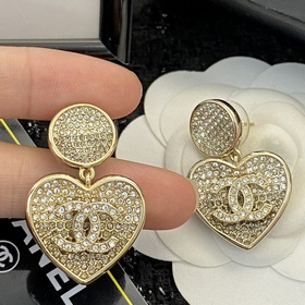 Сегодняшняя новинка】Код E2000 0287825 Популярные серьги Chanel. Н